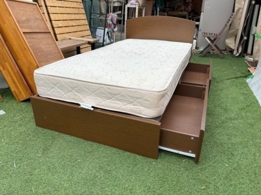 シングルベッドとマットレス引き出し付き