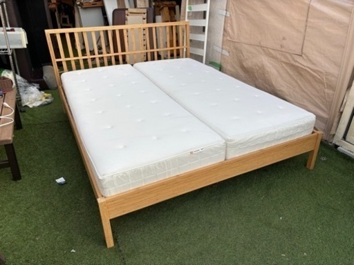 クイーンベッドとマットレスセット