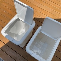 ペダル型ゴミ箱の画像