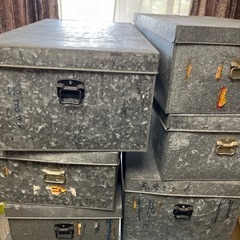 スチールの衣装ケースの画像