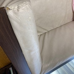 家具  ソファ2つ1000円渡すので持って行ってくれる方の画像