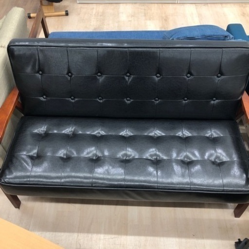 シックなブラックの2人掛けソファー