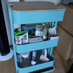 収納とまな板を備えた小型トロリー