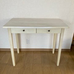 木製のオフホワイト机