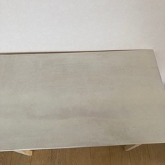 木製のオフホワイト机の画像