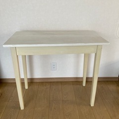 木製のオフホワイト机の画像