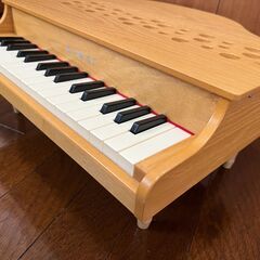 【値下げ】KAWAIカワイ32鍵 グランドピアノ型 おもちゃ ミニピアノ」ナチュラル 木目調 指が挟まらないタイプの画像
