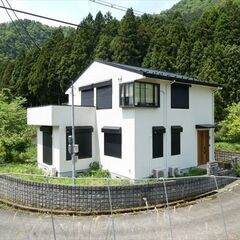 周囲は移住者住宅がまばらに建つ良好な環境。建物は内外装ともに改修...