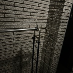 (☆無料☆)伸縮パイプコートラック、カゴ付きの画像