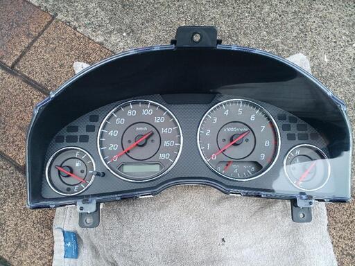 R34 スカイライン 前期 マニュアル用メーター 激レアなディーラーオプションのカーボンパネル付き