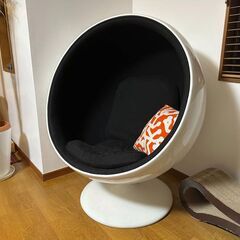 Eero Aarnio style ball/egg chair...
