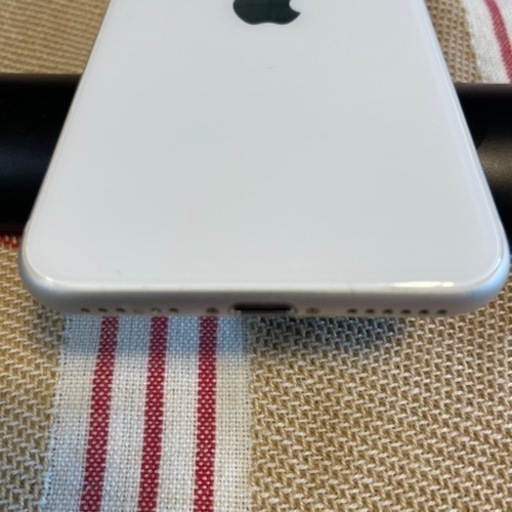 値下げ　
初めてのiPhoneに　iphone SE2 白色
