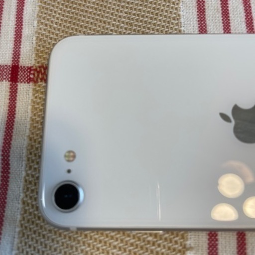 値下げ　
初めてのiPhoneに　iphone SE2 白色