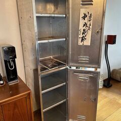 アメリカ製ヴィンテージ・メタル・クローム・ロッカー (Vintage metal chrome locker from America)の画像