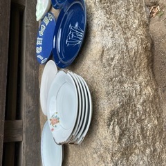 無料　バラバラな食器とコップ類の画像