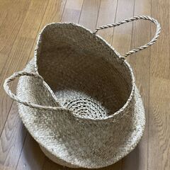 2通りの使い方ができる提げ手付きのカゴの画像
