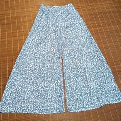 新品　小花柄が可愛いガウチョパンツ