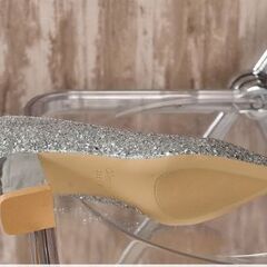 新品 スパンコールが美しいシルバーパンプスの画像