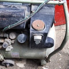 ★倉庫保管品　中古　マキタ　エアコンプレッサー　AC8011★の画像