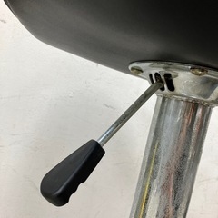 O2406-043 バーカウンターチェア② 昇降式 動作確認済み キズ汚れサビ有りの画像