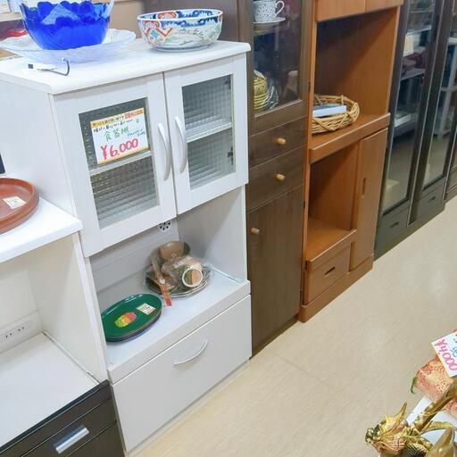 食器棚☆ホワイト、ガラス扉、家具 収納家具【浜村鹿野温泉ICから3分 買取本舗 宮本リサイクル 営業時間9～19時 定休日水曜のみ←連絡できませんm(_ _)m】
