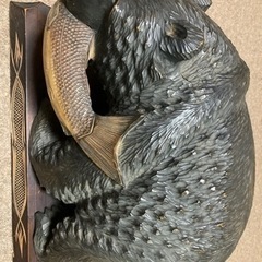 大きい熊の木彫りの画像