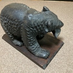 大きい熊の木彫りの画像