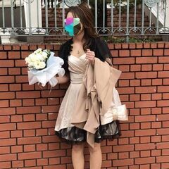 シャンパンベージュ系のキレイめドレスの画像