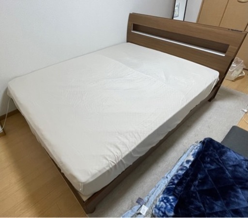 クイーンベッド、マットレス、シーツ、のセット