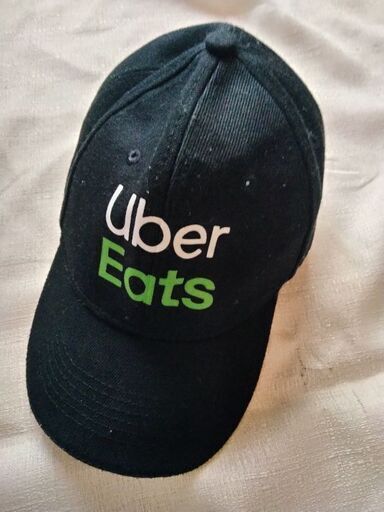 UberEATSの帽子とデリバリーバッグ