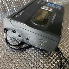 10代に触れて欲しい。機器。ポケベル以前の遺跡レベルな音楽再生器　🎧🎧🎧SONY  カセットプレーヤー　ラジオチューナー付きの画像