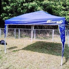 大型タープテントとアウトドア用品
