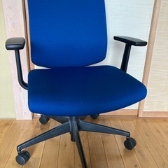 オフィス用事務椅子　青　肘掛け付き