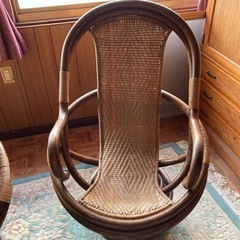 籐の椅子二脚の画像