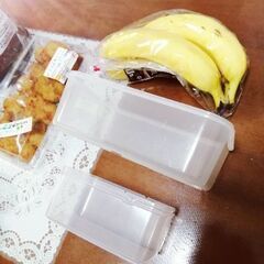 収納ケース🌟2個で50円🌟バナナと比べてくださいね😊バナナは大きめです。唐揚げも大きめです。メジャーがないので、大きさはごめんなさい。その分お得ですからお許しください。リップクリームも比較対象にします。画像アップさせていただきました！(≧∇≦)bの画像