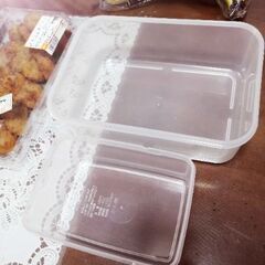 収納ケース🌟2個で50円🌟バナナと比べてくださいね😊バナナは大きめです。唐揚げも大きめです。メジャーがないので、大きさはごめんなさい。その分お得ですからお許しください。リップクリームも比較対象にします。画像アップさせていただきました！(≧∇≦)bの画像