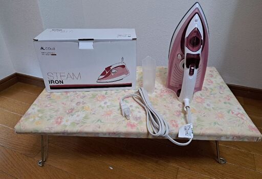 未使用のアイロンとアイロン台のセット
