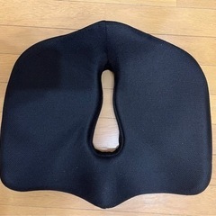 【取引中】低反発座布団  健康クッション 低反発 骨盤サポート オフィス 椅子/車椅子用 腰楽クッション 人間工学設計 超通気性の画像