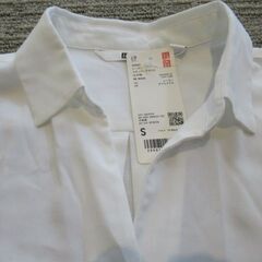 【新品・タグ付き】UNIQLO　七分袖白ブラウス　Sサイズの画像