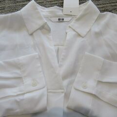 【新品・タグ付き】UNIQLO　七分袖白ブラウス　Sサイズの画像