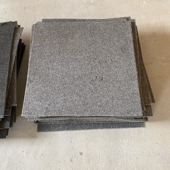 タイルカーペット　中古　汚れ匂い等あります。合計51まいの画像