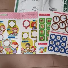 切り紙あそびの本２冊、切り紙ブック7冊、ちぎって遊ぼう１冊、ことばあそび１冊、かんたんシールあそび１冊　合計１２冊　
3,500円相当です。
の画像
