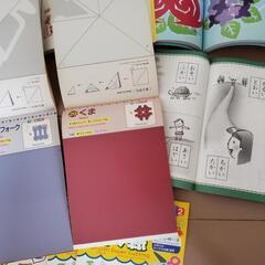 切り紙あそびの本２冊、切り紙ブック7冊、ちぎって遊ぼう１冊、ことばあそび１冊、かんたんシールあそび１冊　合計１２冊　
3,500円相当です。
の画像