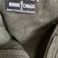 ミネトンカブーツ黒の画像
