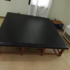 黒のベッド、リハビリ