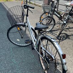 リサイクルショップどりーむ天保山店　No1203　自転車　26インチ　ママチャリ　シルバー　カゴ付き　ライト故障　の画像