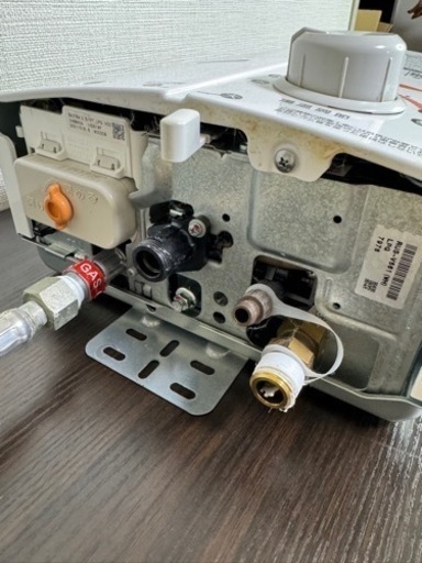 小型給湯器　ＬＰガス専用　簡単取り付け