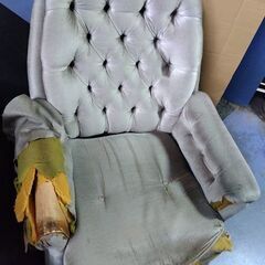 【お渡し先 決定】￥0【無料】1人 昭和の高級ソファー【その2】大破れ 自然劣化が進んでます　富山市新庄にて引取限定の画像