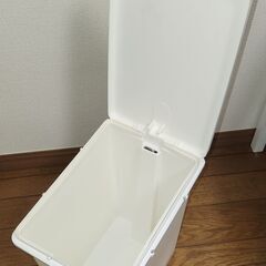 ペダル式　20Lゴミ箱（美品）の画像