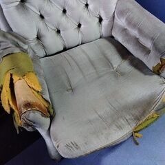 【お渡し先 決定】￥0【無料】1人 昭和の高級ソファー【その2】大破れ 自然劣化が進んでます　富山市新庄にて引取限定の画像